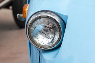 Benzersiz bir küre ile bir vintage araba önünde Işıklar