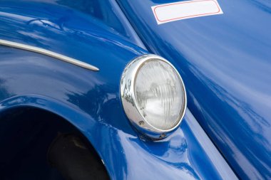 Benzersiz bir küre ile bir vintage araba önünde Işıklar