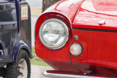 Benzersiz bir küre ile bir vintage araba önünde Işıklar