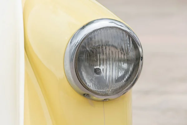 Φώτα Μπροστά Από Ένα Vintage Αυτοκίνητο Μια Μοναδική Σφαίρα — Φωτογραφία Αρχείου