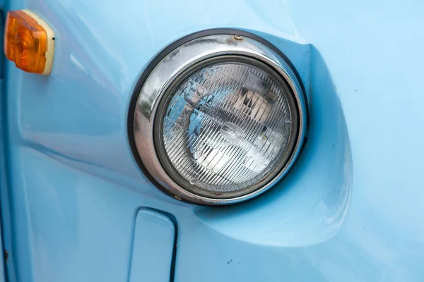 一辆带有独特球体的老式汽车前的灯光 — 图库照片