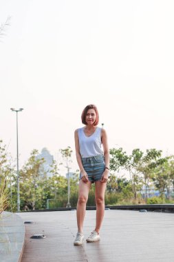 Parktaki köprüde poz veren kadınlar