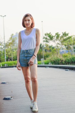 Parktaki köprüde poz veren kadınlar