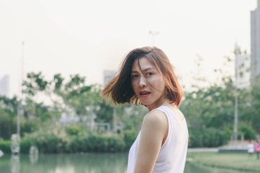 Kadın döndü ve arkasına baktı..