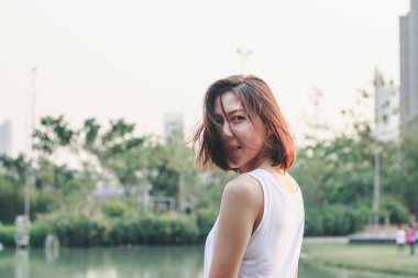 Kadın döndü ve arkasına baktı..