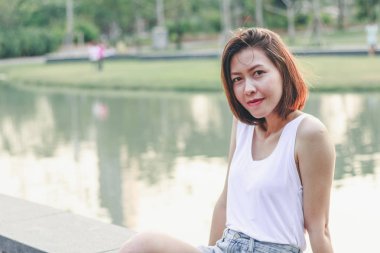 Parktaki köprüde oturan kadınlar