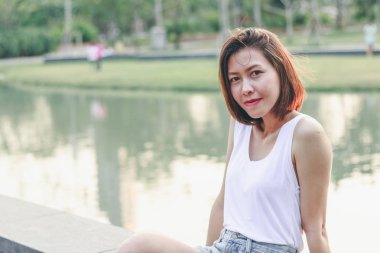 Parktaki köprüde oturan kadınlar