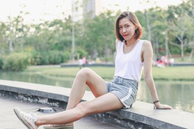 Parktaki köprüde oturan kadınlar