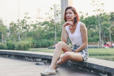 Parktaki köprüde oturan kadınlar