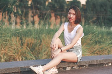 Parktaki köprüde oturan kadınlar