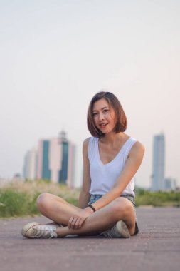 Parktaki yolda oturan kadınlar