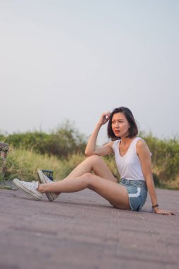 Parktaki yolda oturan kadınlar