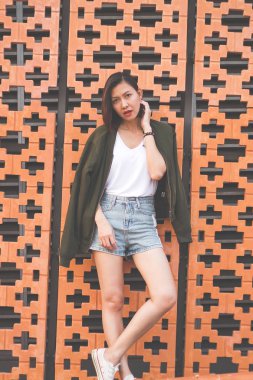 Kadınlar tuğladan duvara bakıp