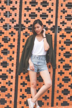 Kadınlar tuğladan duvara bakıp