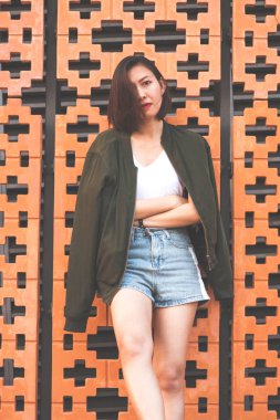 Kadınlar tuğladan duvara bakıp