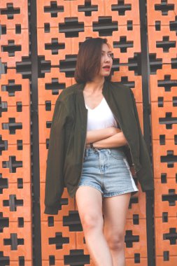 Kadınlar tuğladan duvara bakıp