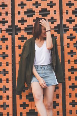 Kadınlar tuğladan duvara bakıp