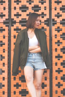 Kadınlar tuğladan duvara bakıp