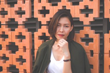 Kadınlar tuğladan duvara bakıp