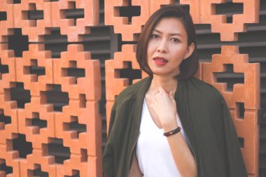 Kadınlar tuğladan duvara bakıp