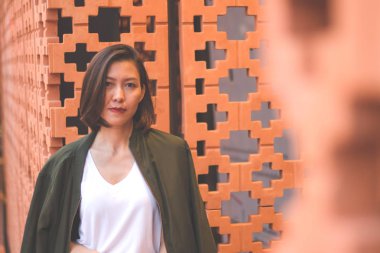 Kadınlar tuğladan duvara bakıp