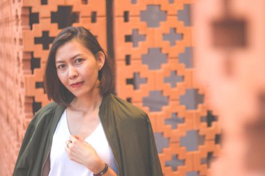 Kadınlar tuğladan duvara bakıp