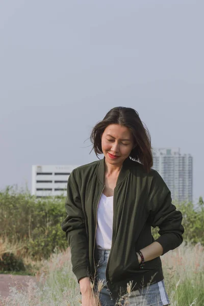 Vrouw Het Grasveld Met Wuivend Haar — Stockfoto