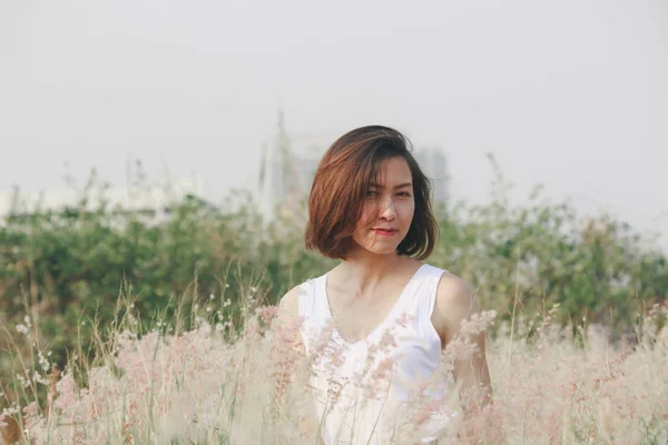 Mujer Sentada Campo Hierba Con Una Sonrisa Feliz Pelo Balanceándose —  Fotos de Stock