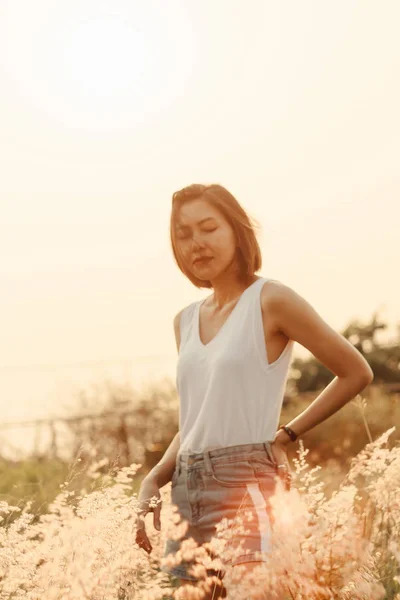 Vrouw Het Grasveld Met Een Vrolijke Glimlach Een Zonsondergang Licht — Stockfoto