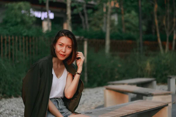 Groen Overhemd Vrouwen Zitten Een Stoel Het Park — Stockfoto