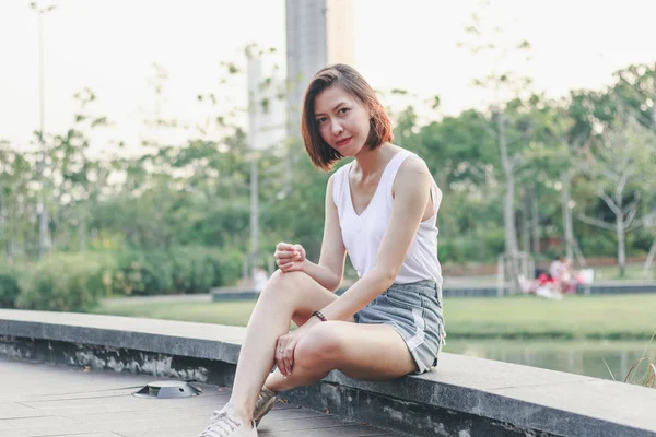 Parktaki köprüde oturan kadınlar