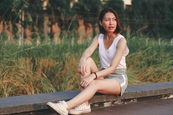 Mujeres Sentadas Puente Parque —  Fotos de Stock