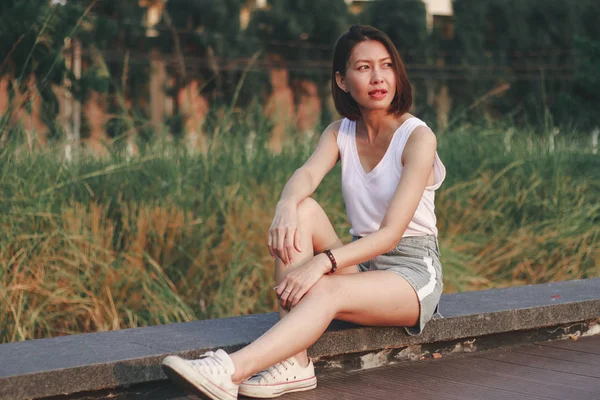 Mujeres Sentadas Puente Parque —  Fotos de Stock