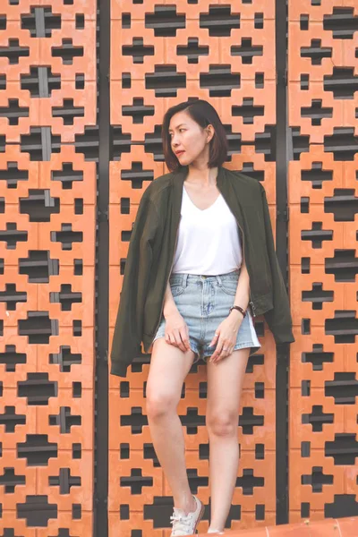 Kadınlar tuğladan duvara bakıp