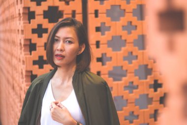 Kadınlar tuğladan duvara bakıp