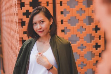 Kadınlar tuğladan duvara bakıp