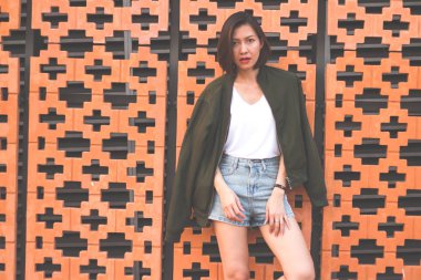 Kadınlar tuğladan duvara bakıp