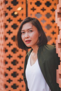 Kadınlar tuğladan duvara bakıp