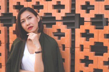 Kadınlar tuğladan duvara bakıp