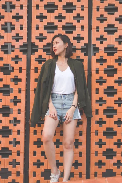 Kadınlar tuğladan duvara bakıp