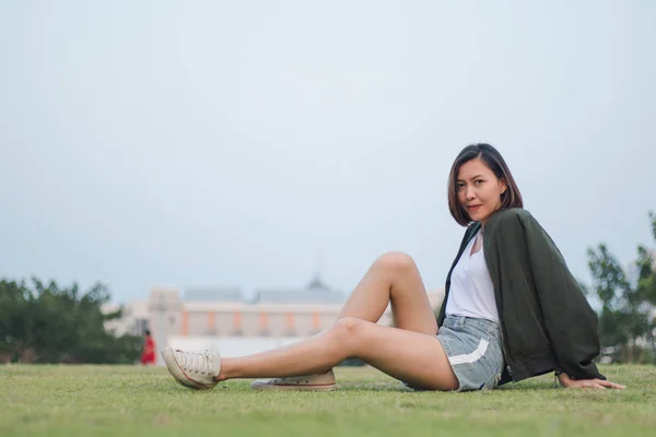 Woman Green Shirt Sitting Grass — 스톡 사진