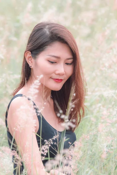 Woman Sitting Meadow Beautiful Atmosphere — Stock Photo, Image