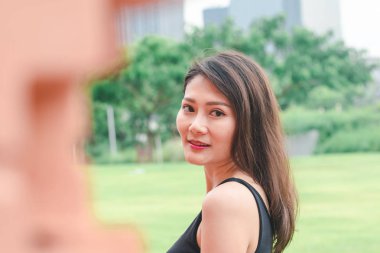 Kadınlar tuğla duvara bakmak için dönüyorlar..