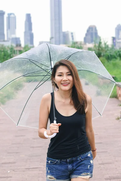 Vrouwen Lopen Paraplu Het Pad Het Park — Stockfoto