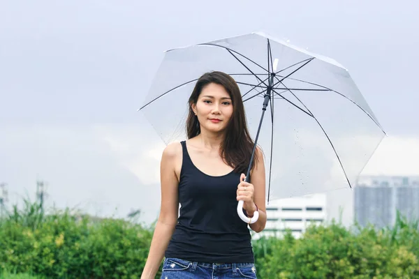 Ženy Které Chodí Deštníku Pěšině Parku — Stock fotografie