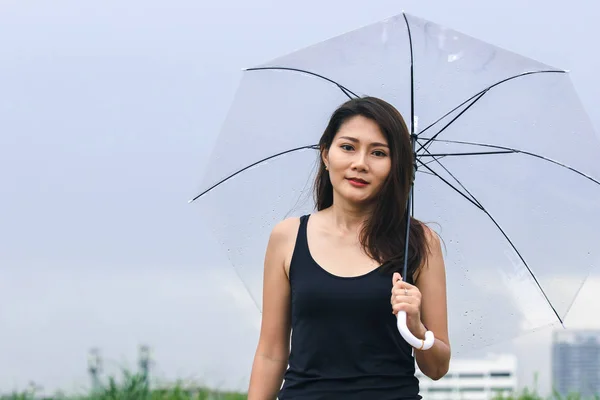 Mulheres Andando Guarda Chuva Caminho Parque — Fotografia de Stock