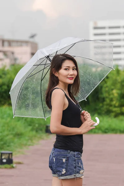 Vrouwen Lopen Paraplu Het Pad Het Park — Stockfoto