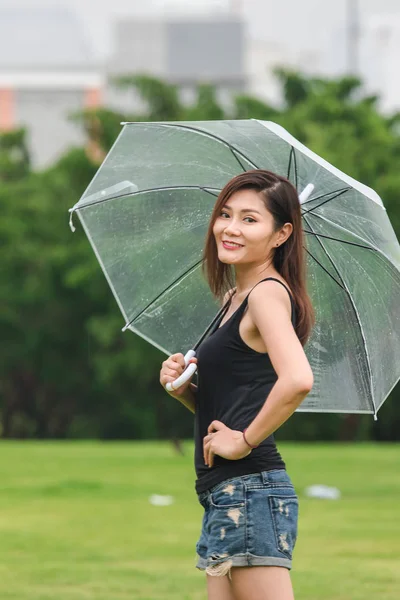 Vrouwen Staande Houden Paraplu Het Gazon — Stockfoto