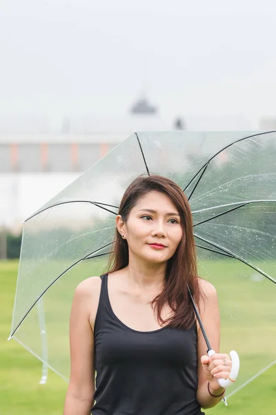 Vrouwen Lopen Het Houden Van Parasols Het Gazon — Stockfoto