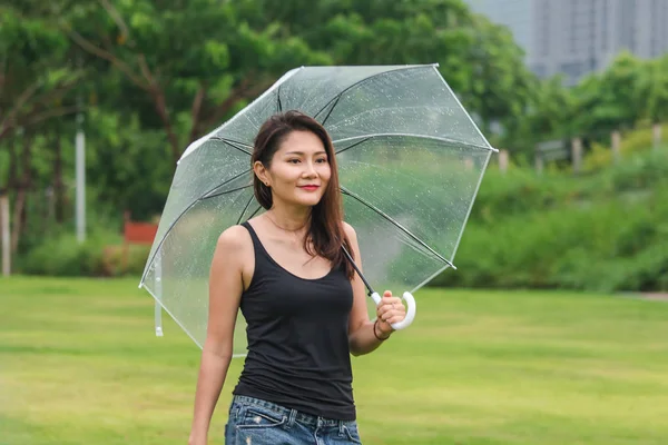 Ženy Chodící Deštníku Trávníku — Stock fotografie